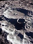 Daedalus (a maior cratera da foto), com 90 km de diâmetro