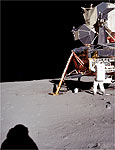 Armstrong fotografa Aldrin, e sombras parecem apontar em direes diferentes