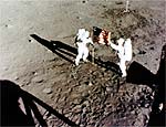 Imagem de vdeo mostra astronautas "tremulando" bandeira americana