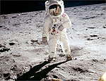Edwin Buzz Aldrin, o segundo homem na Lua, posa para foto