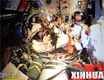 Tripulantes da Shenzhou-6 no incio de sua misso espacial