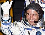 Marcos Pontes, antes de entrar na nave Soyuz TMA-8