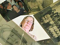 A professora aposentada Justa Tarifa Valentim posa entre fotos antigas no apartamento do seu sobrinho, no bairro Ipiranga. Ela foi professora do presidente Lula no ano de 1957 e falou sobre seu comportamento e desempenho em sala de aula.