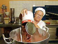 Maria de Lourdes, uma das trs responsveis pela merenda, prepara a refeio da manh; em cada turno, so usados 15 quilos de arroz e 24 de feijo