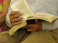 Homem lê a Bíblia