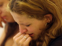 Mulher chora em culto na Igreja Evangélica Assembléia de Deus (ministério Apurá)