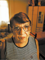 VILA DOS IDOSOS A aposentada Jandira Ferreira da Silva na sala de sua quitinete, na av. Ipiranga, centro de So Paulo; com o fim da bolsa, ela tem esperana de ser encaminhada para uma vila de idosos