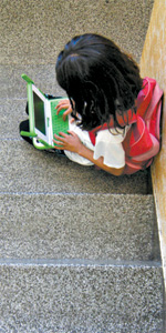 Aluna da 2 srie fundamental brinca com o computador em escola municipal de So Paulo 