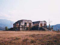 nico edifcio que restou de Xieng Khouang, destruda na guerra do Vietn