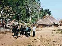 Crianas da tribo Hmong na aldeia Ban Luanglao, prximo a Luang Prabang