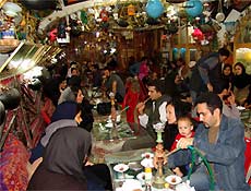 Casa de ch em Isfahan, com pessoas de todas as idades