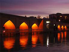 Fim de tarde na ponte Chubi, em Isfahan