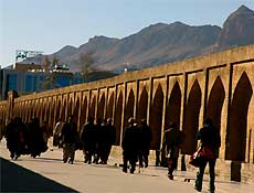 Ponte Si-o Seh, em Isfahan, com montanhas Solf, ao fundo