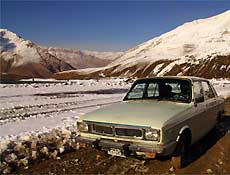 Paykan, o carro nacional, percorre as montanhas Alborz