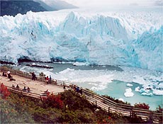 Turista enfrenta frio e solido no Perito Moreno, glacial mais famoso da Argentina
