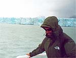 Turista se protege do vento em frente ao glacial Upsala