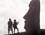 Visitantes observam moai do vulco Rano Raraku