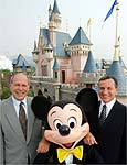 Eisner, diretor, e Robert Iger, presidente da Disney, em Hong Kong