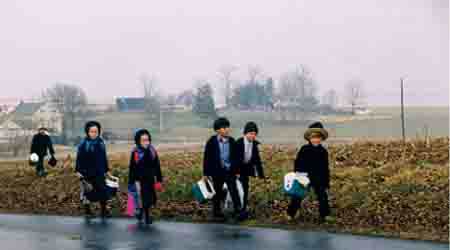 Crianas Amish voltam para casa,  tarde, depois da aula 
