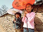 Crianas sul-coreanas com sombrinhas tpicas; veja galeria