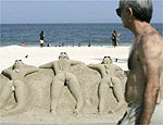 Praia de Copacabana tem mulheres de areia e biquni