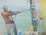 Jangadeiro cearense leva turistas em aventura no mar