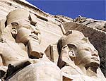 Esttuas do fara Ramss 2 no templo em Abu Simbel
