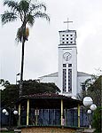 Centro de Gonalves tem pracinha com igreja para a paquera dos locais
