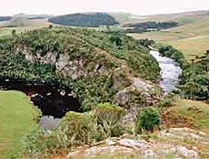 Uma das principais atraes da regio, o "desnvel" dos rios Silveira e Divisa; acima, a cachoeira do Perau Branco