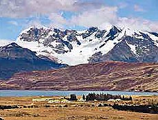 Vista panormica da Estancia Cristina, com picos nevados, que marcam divisa com o Chile