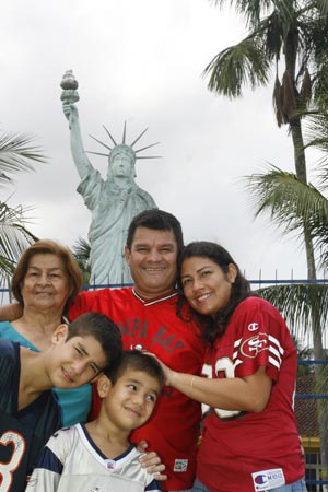Maria Madalena, 73, com o filho Marivan, a nora Neide e os netos Marcelo e Matheus; dos 8 filhos dela, 4 emigraram para os EUA