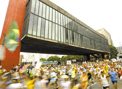 Corredores passam pelo Masp, na avenida Paulista; 83 edio da So Silvestre teve participao de 20 mil, recorde para a corrida
