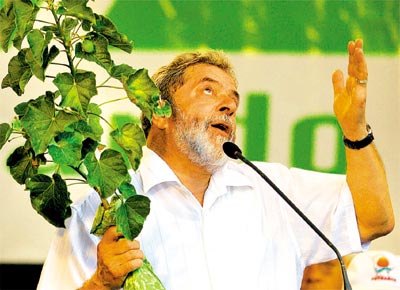 O presidente Lula exibe muda de planta na inaugurao de uma usina de biodiesel em Crates (CE), na qual criticou os EUA