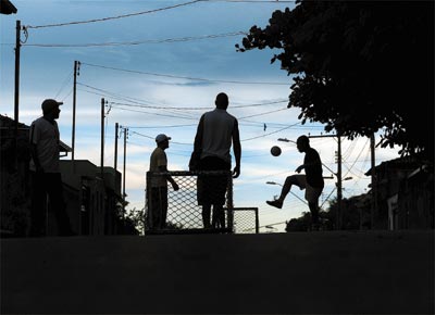Sem emprego, ex-funcionrios da Vale<br>jogam bola na rua em Itabira (MG)