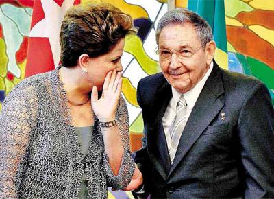 A presidente Dilma conversa com o ditador Raúl Castro<br>durante encontro no Palácio da Revolução, em Havana