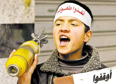 <b>HOLOCAUSTO PALESTINO</b> Garoto palestino segura um projtil durante protesto contra ataques de Israel a Gaza