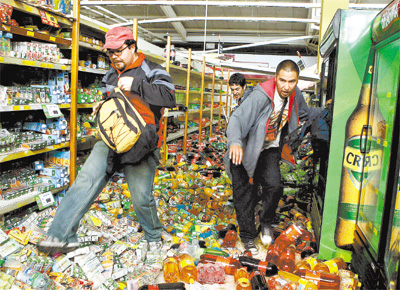 Saque a supermercado em Concepcin, no sul do Chile, uma das cidades mais atingidas pelo terremoto de sbado