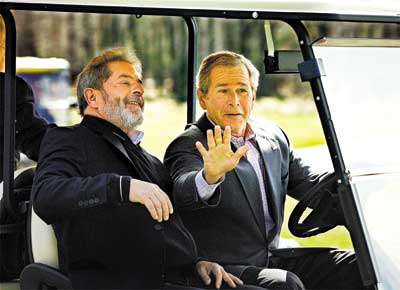 Os presidentes Lula e Bush andam em carrinho de golfe durante visita do brasileiro a Camp David