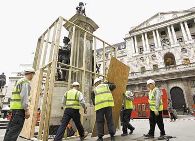 Trabalhadores montam proteo a memorial da 1 Guerra diante<br>do Banco da Inglaterra contra protestos durante a cpula do G20