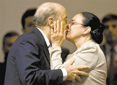 Jos Serra recebe beijo da mulher, Mnica, aps discurso em que fez balano e se despediu do cargo de governador