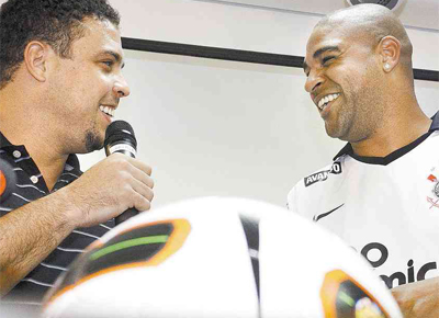 O ex-atacante Ronaldo com o amigo Adriano,<Br> que assinou contrato at o meio de 2012