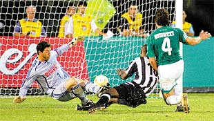 Na sada do goleiro Srgio, Reinaldo (caindo) toca para marcar o gol da vitria do Santos contra o Palmeiras ontem