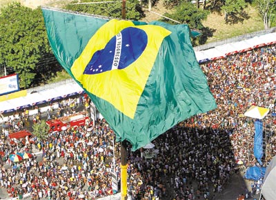 Mais de 15 mil comemoram a escolha de Manaus como uma das sedes do Mundial de 2014 em frente ao estdio Vivaldo