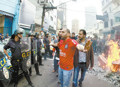 <b>CHOQUE NO SHOPPING:</b> Lojistas do Mundo Oriental e guardas-civis se enfrentam na regio da rua 25 de Maro, em So Paulo