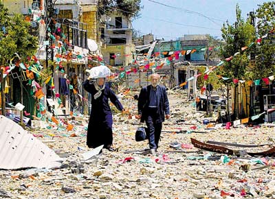 Casal de libaneses abandona a cidade de Bint Jbeil, no sul do pas, uma das mais devastadas pelos bombardeios israelenses