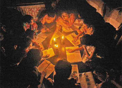 <b> LUZ DE LAMPIES:</b> Professor d aula a estudantes em Calcut, na ndia, no segundo dia do maior apago mundial, que atingiu 20 dos 28 Estados do pas, inclusive a capital