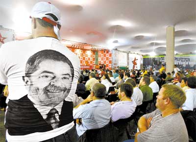 Militante do PT com foto de Lula estampada na camiseta em congresso do partido, aberto ontem em SP