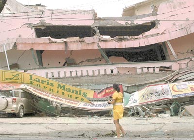 Mulher passa por shopping center em Padang, na ilha de Sumatra (Indonsia), destrudo pelo terremoto que atingiu o pas ontem