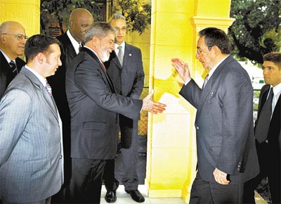 O presidente Luiz Incio Lula da Silva rene-se com seu colega Ral Castro em Havana