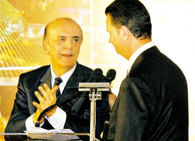 Kassab toma posse em So Paulo, ao lado do governador Serra, chamado pelo prefeito de 
